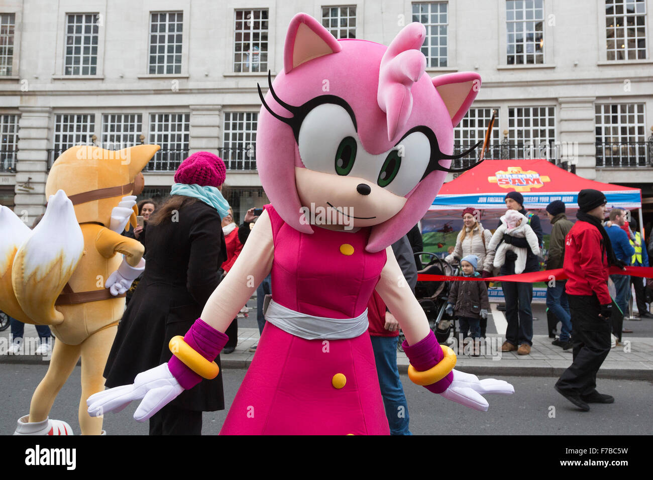 London, UK. 28 November 2015. Character Amy Rose from Sega's Sonic Stock Photo ...1300 x 956