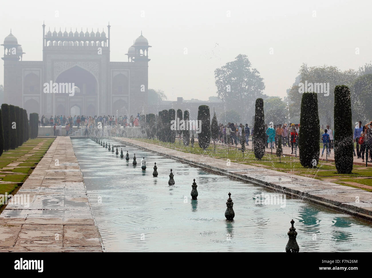 Fountain row at Taj Mahal Stock Photo, Royalty Free Image 90817180 Alamy
