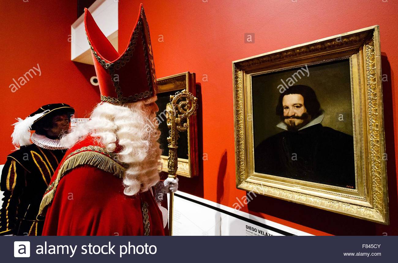 epa05052154-sinterklaas-r-and-zwarte-piet-look-at-paintings-displayed-F845CY.jpg