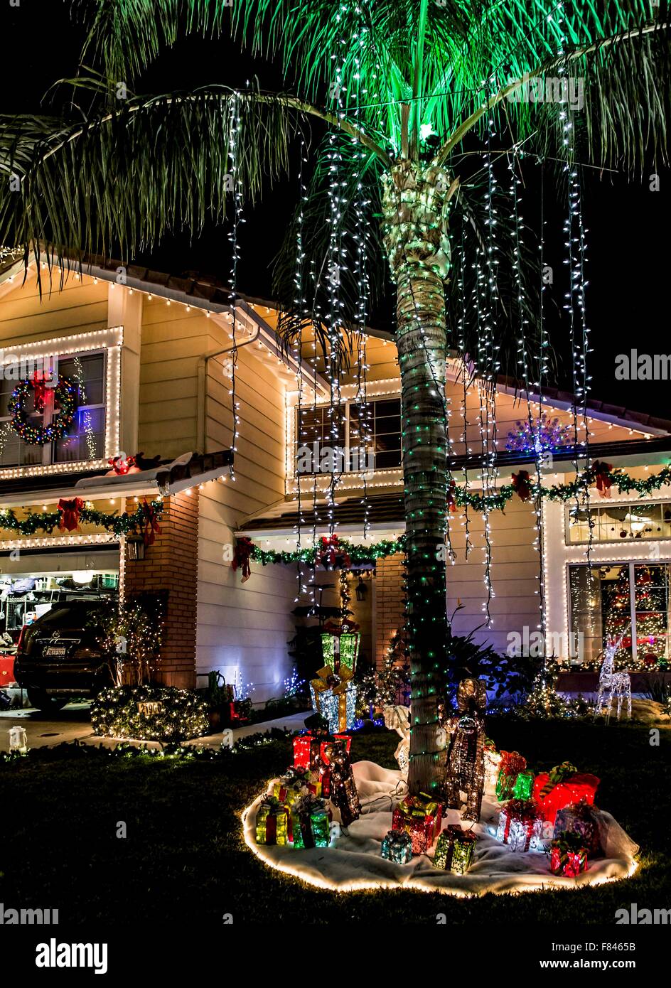 Valencia, California, USA. 04th Dec, 2015. Homes display Christmas