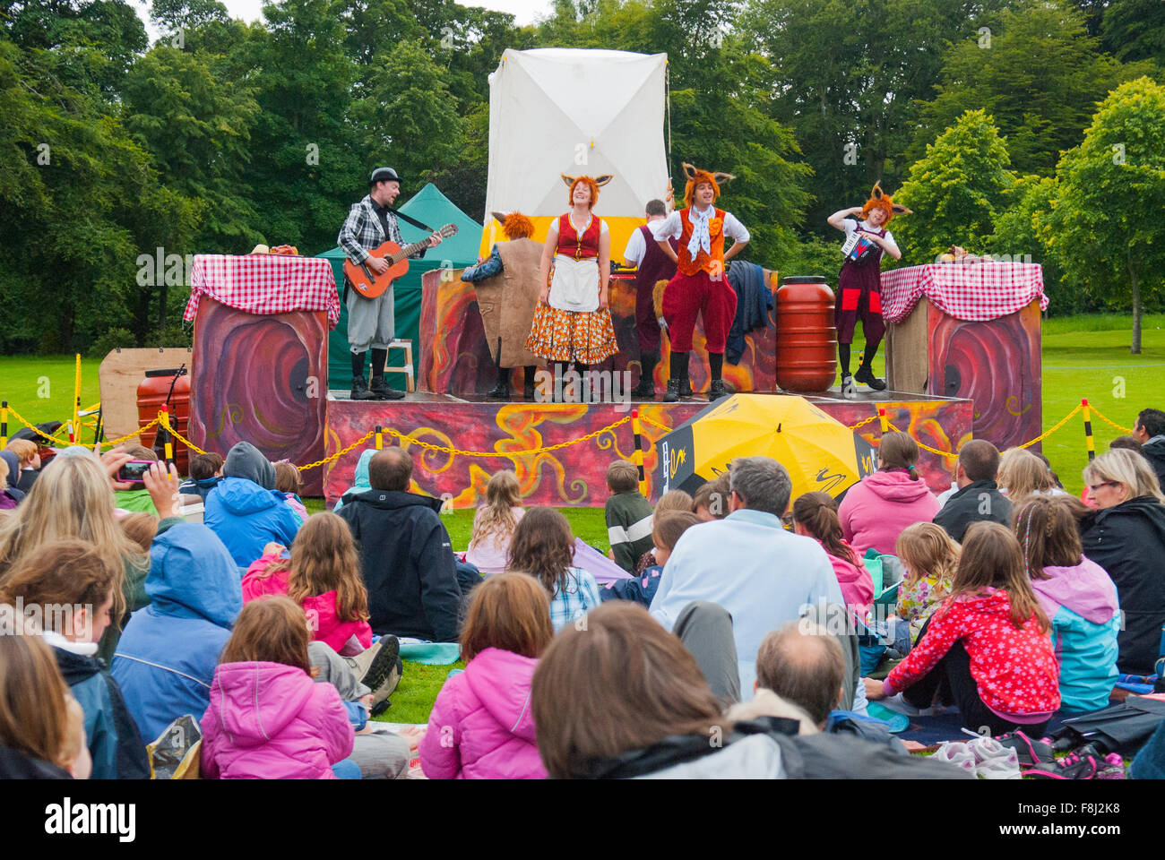 Outdoor children's theatre puppet show at Crathes Castle in Stock Photo