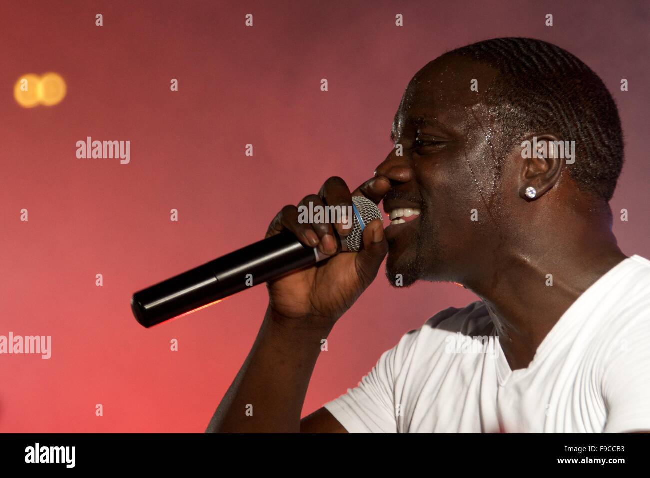 Close Up Of Black Singer Akon On Stage Stock Photo Alamy