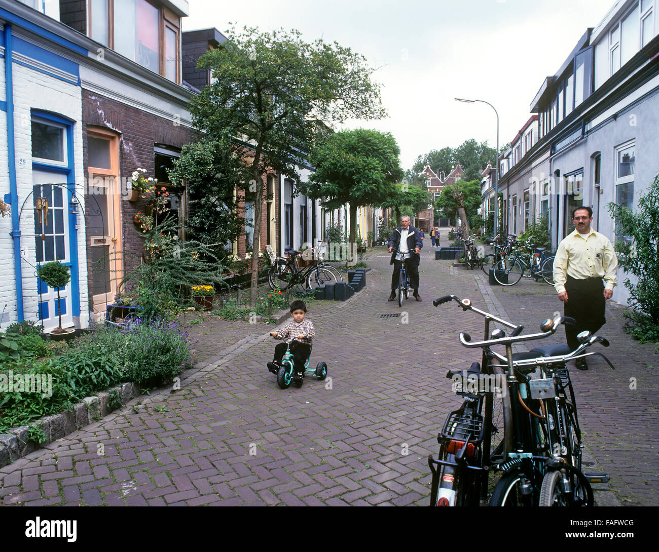 cycles-and-cyclists-in-anthonie-camerlingstraat-an-older-traffic-free-FAFWCG.jpg