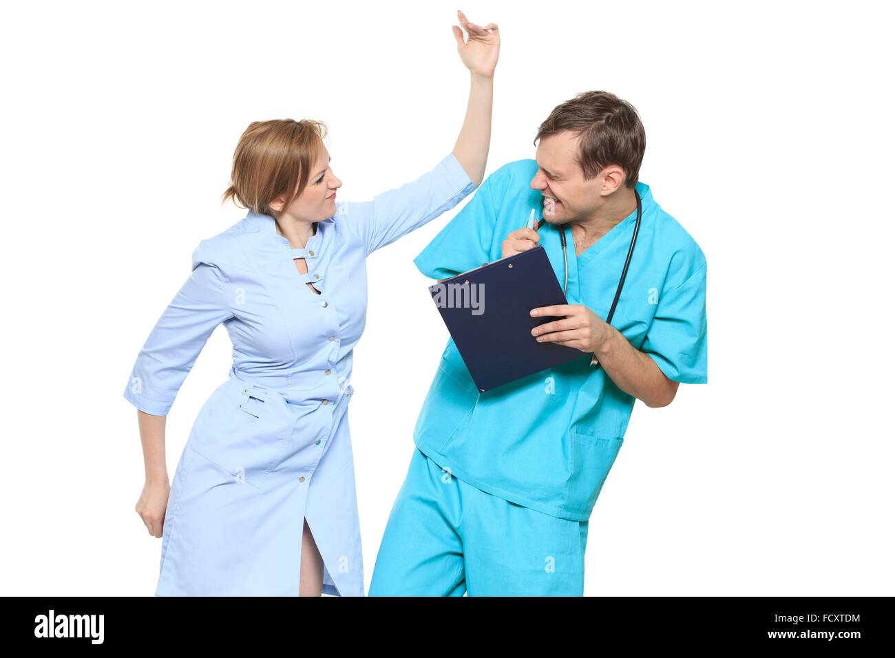 Врач и пациент дружно трахают медсестру в халате в рот и анал смотреть онлайн