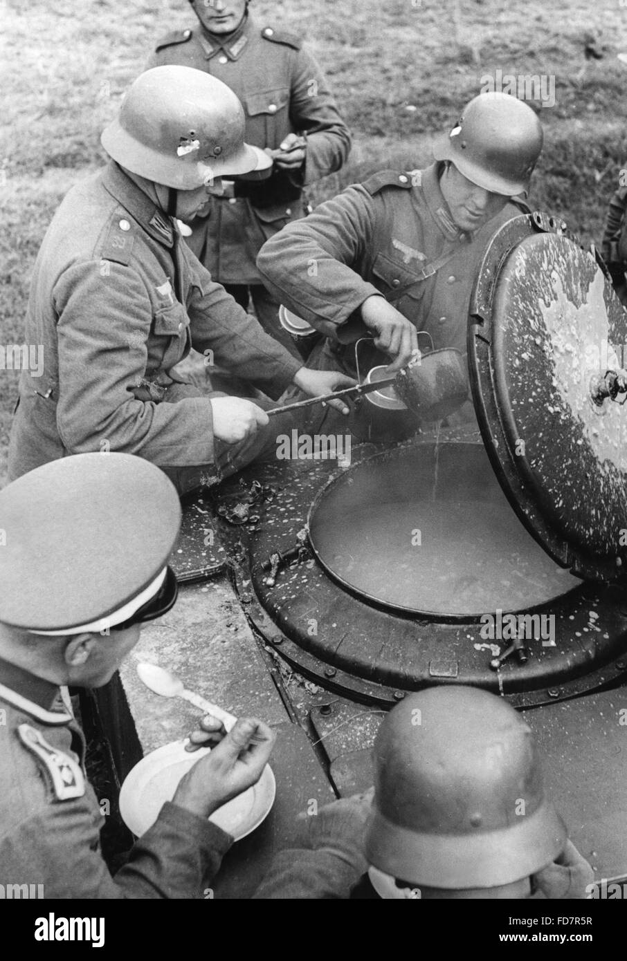 Food distribution during a maneuver of the Wehrmacht, 1938 Stock Photo