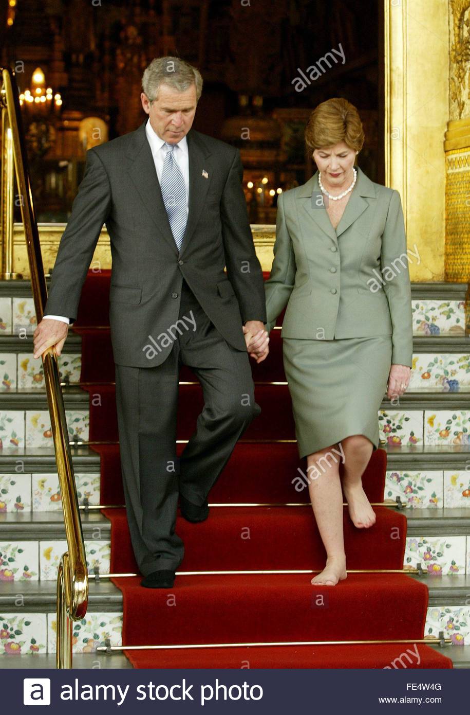 us-president-george-w-bush-and-first-lady-laura-bush-walk-out-of-the-FE4W4G.jpg