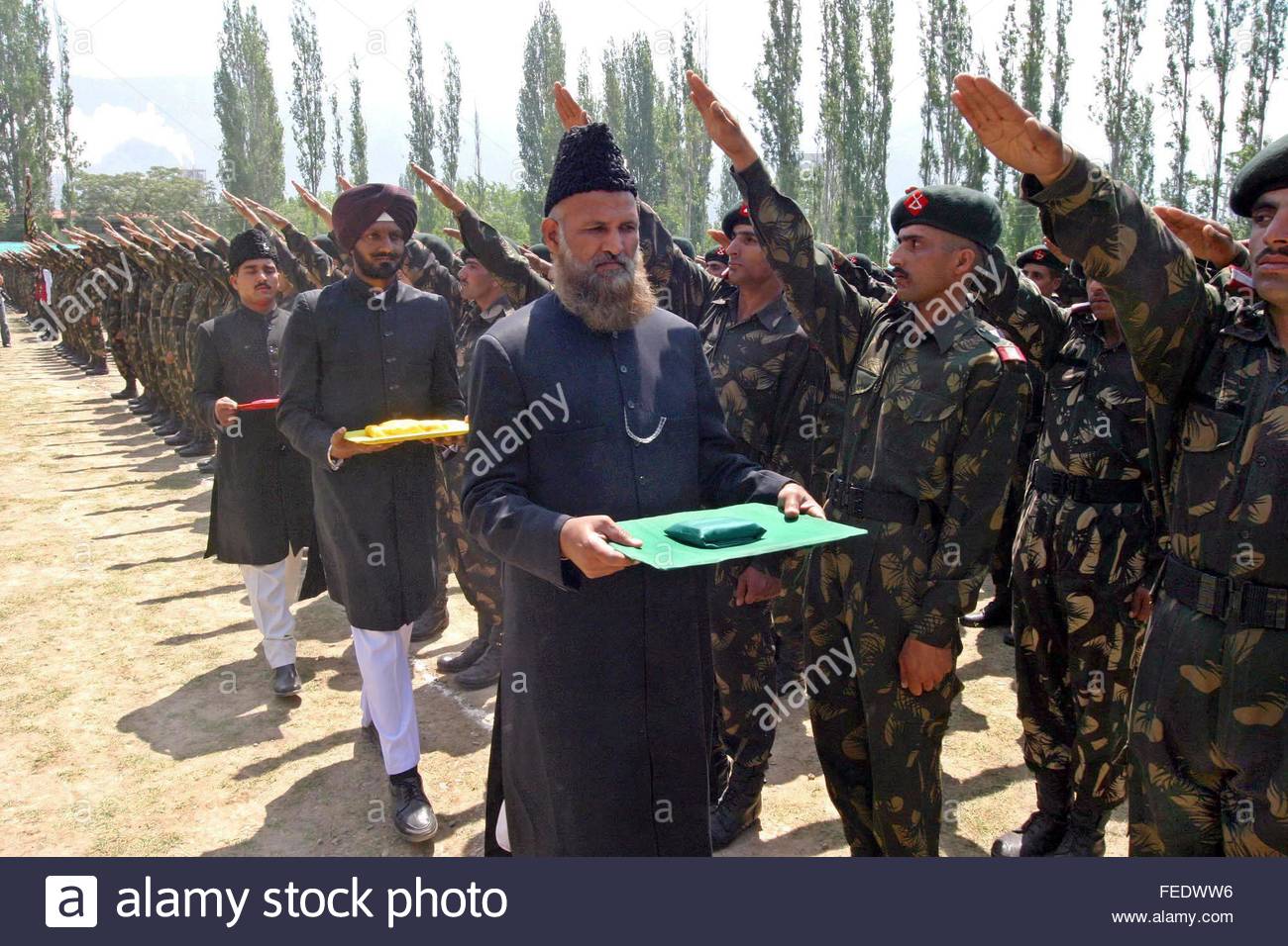 http://c8.alamy.com/comp/FEDWW6/newly-raised-troops-of-the-indian-territorial-army-take-the-oath-during-FEDWW6.jpg