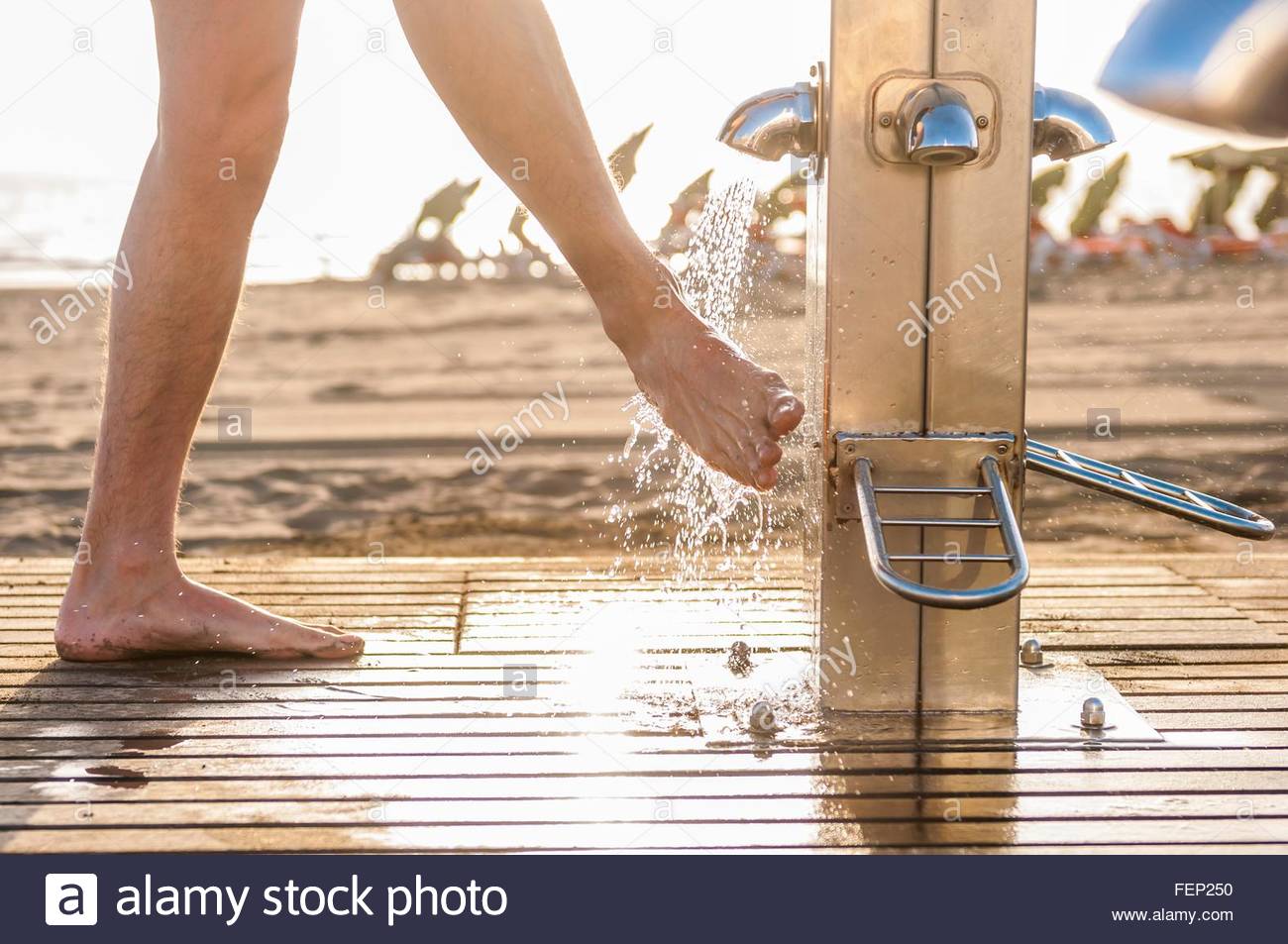 Фигуристая дамочка меняет белье в пляжной кабинке
