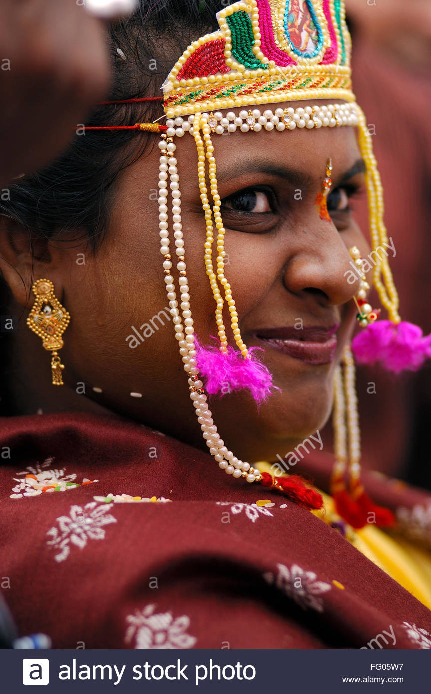 Indian Hindu bride wearing traditional mundavalya strings of pearls