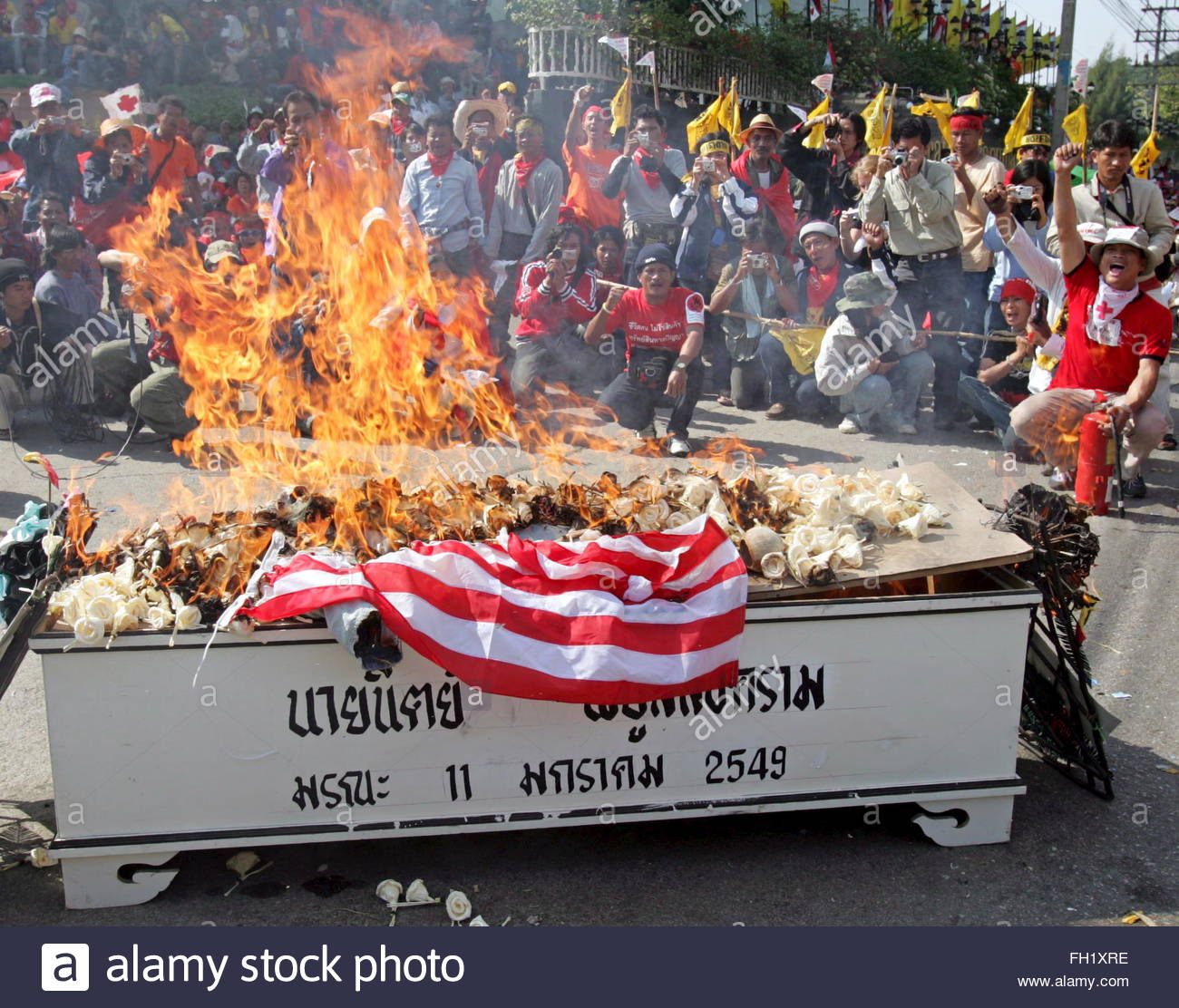 thai-activists-burn-an-effigy-of-thai-us
