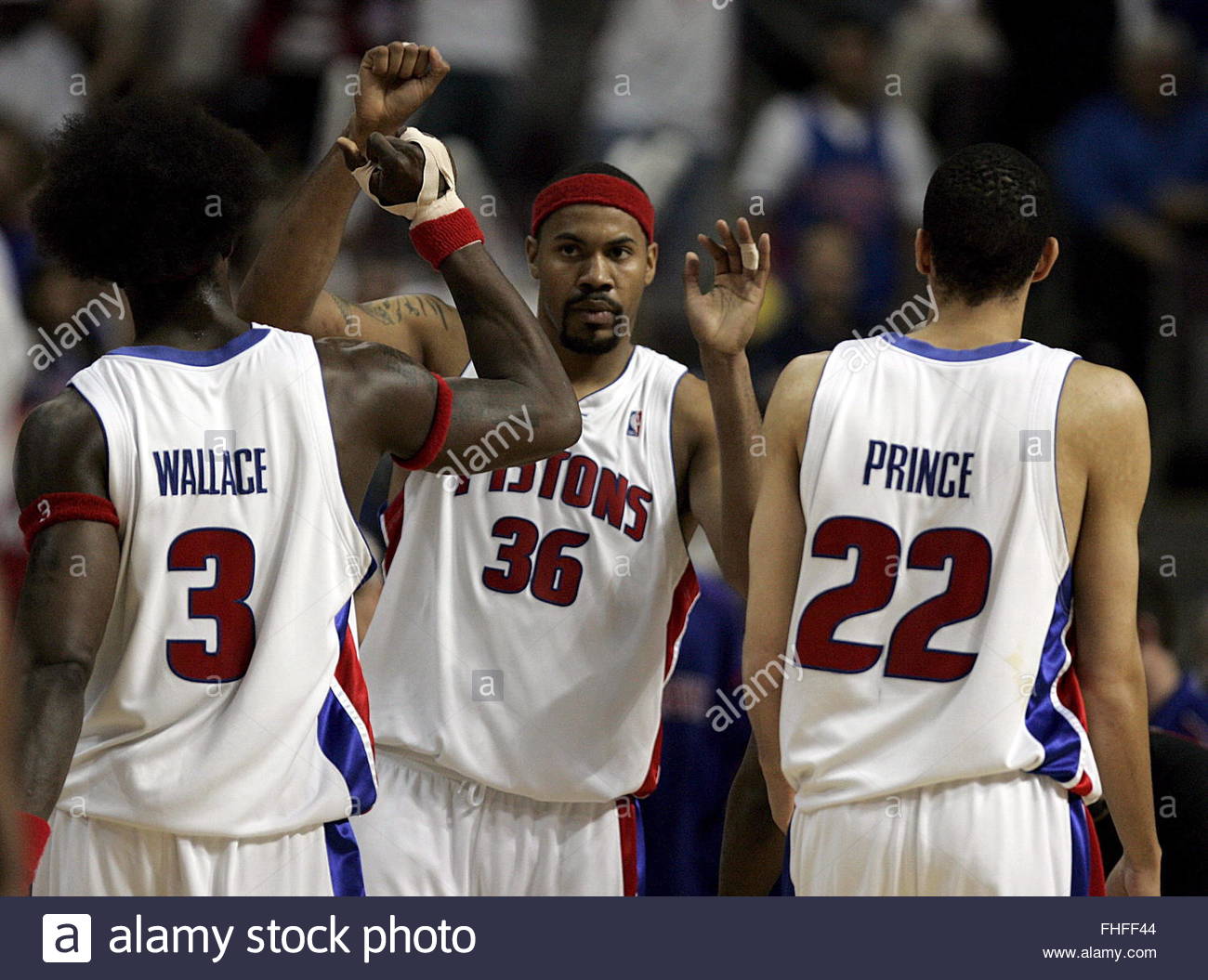 epa00709156-detroit-pistons-rasheed-wallace-c-gives-a-high-five-to-FHFF44.jpg