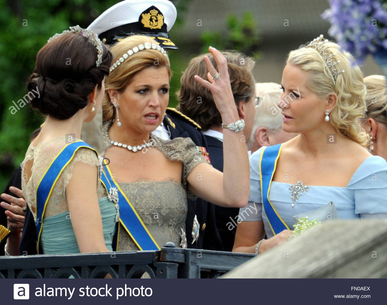 l-rprincess-mary-of-denmark-princess-maxima-of-the-netherlands-and-FN0AEX.jpg