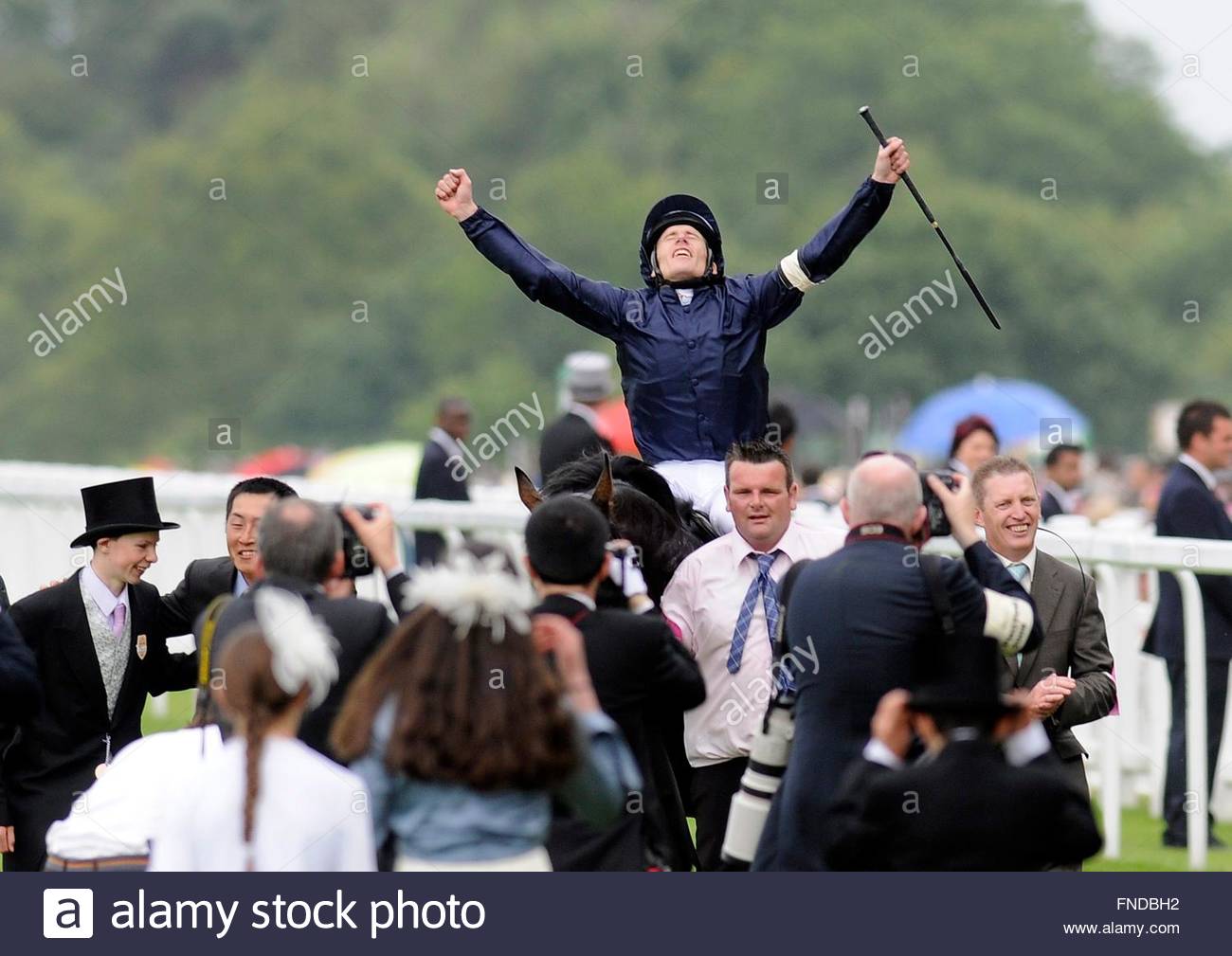 johnny-murtagh-reacts-after-winningwon-the-gold-cup-on-his-horse-yeats-FNDBH2.jpg