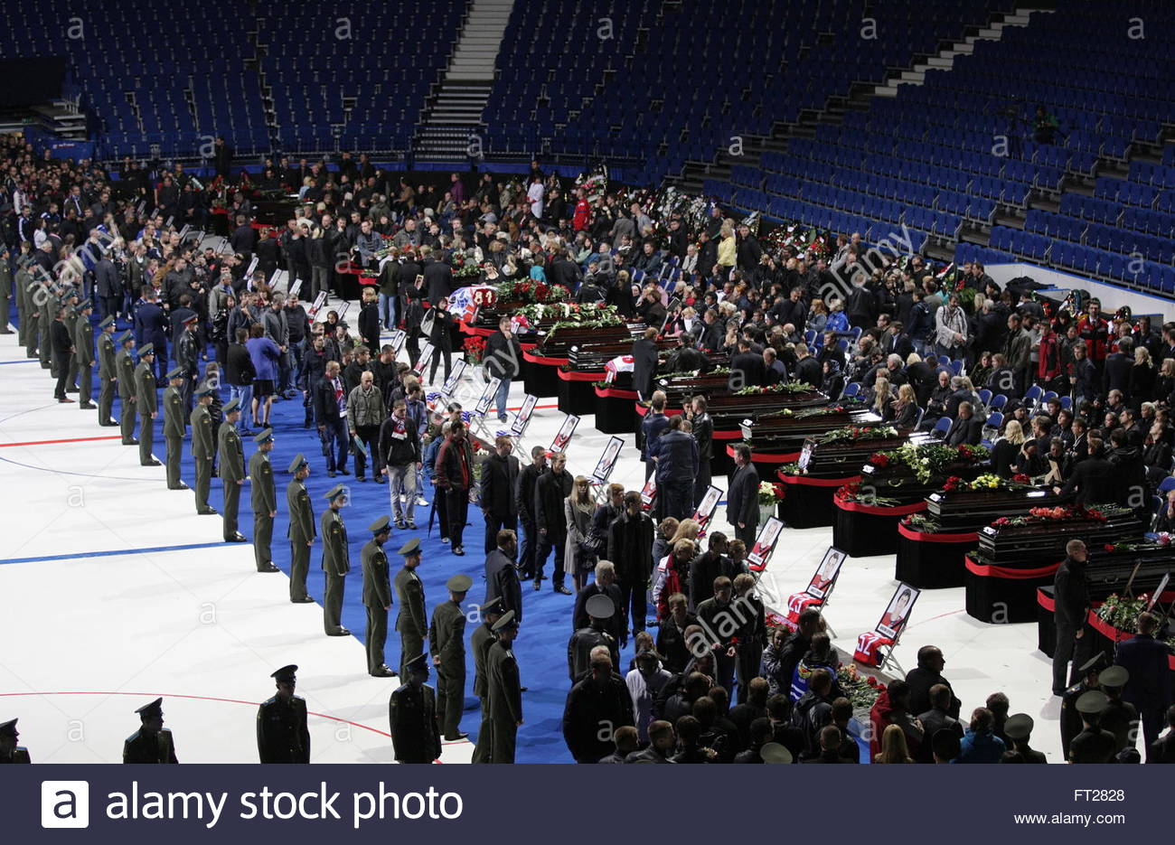 people-mourn-in-front-of-the-portraits-and-coffins-of-russian-ice-FT2828.jpg