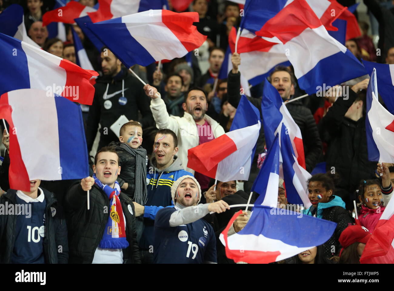 Paris, France. 29th Mar, 2016. French fans seen ahead of a friendly Stockfoto, Lizenzfreies Bild