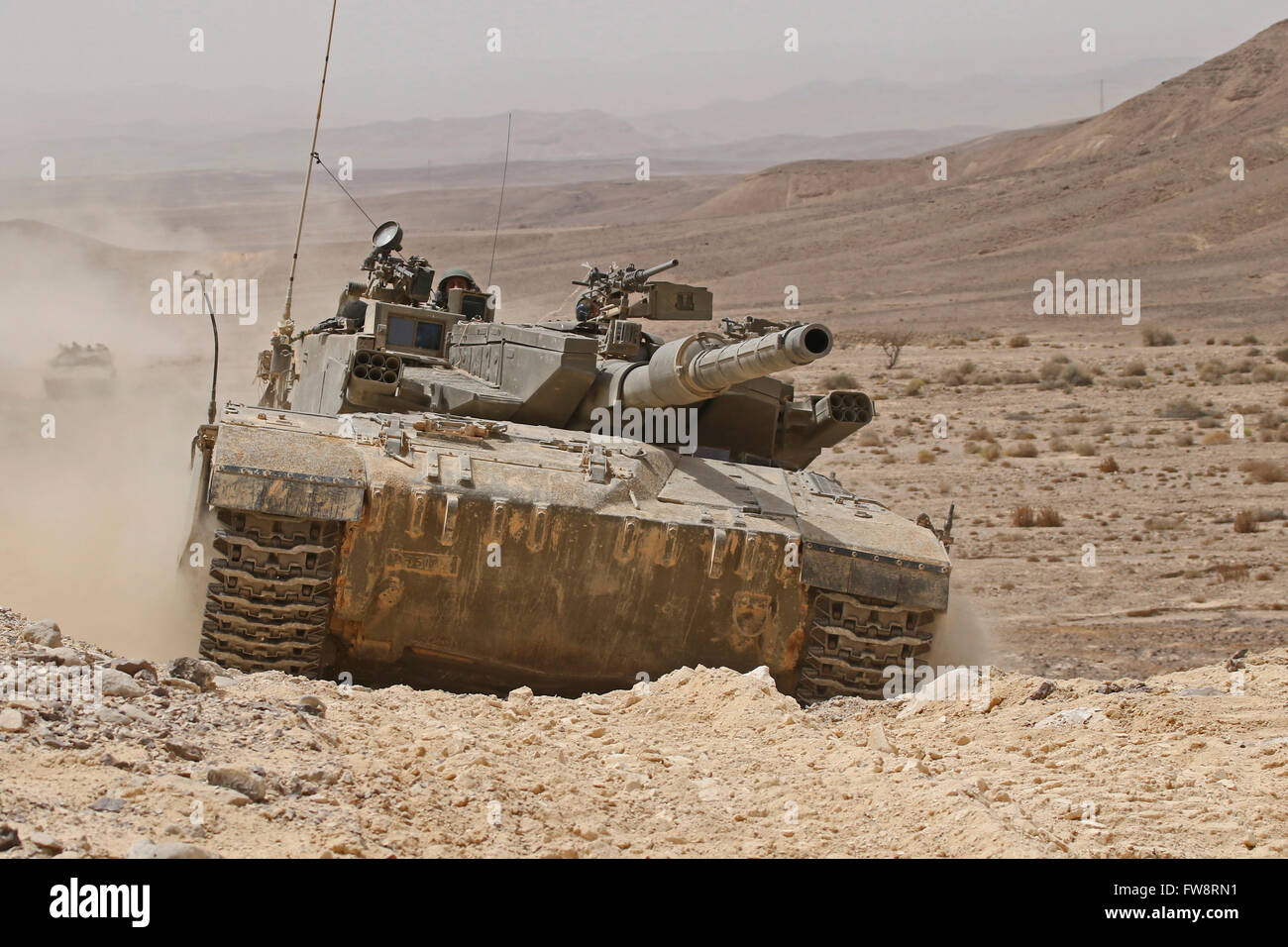 a-merkava-iii-main-battle-tank-in-the-negev-desert-israel-FW8RN1.jpg