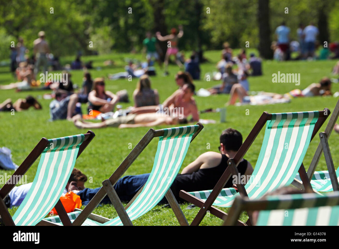 London, UK. 8th May 2016. Hot Summer Weather brings people out Stock