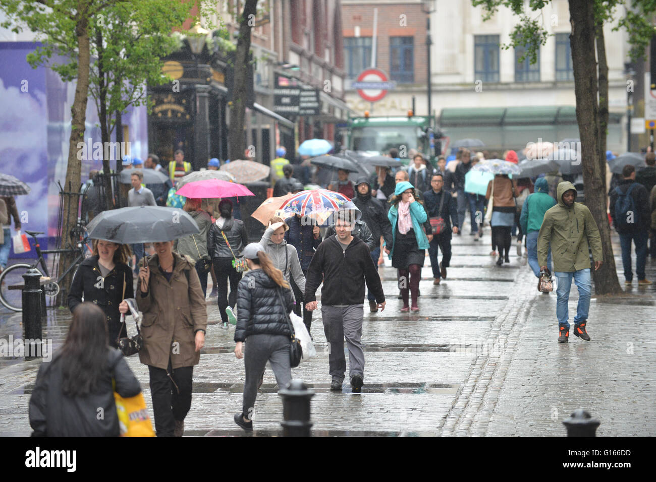 Covent Garden, London, UK. 10th May 2016. Rain and damp weather in
