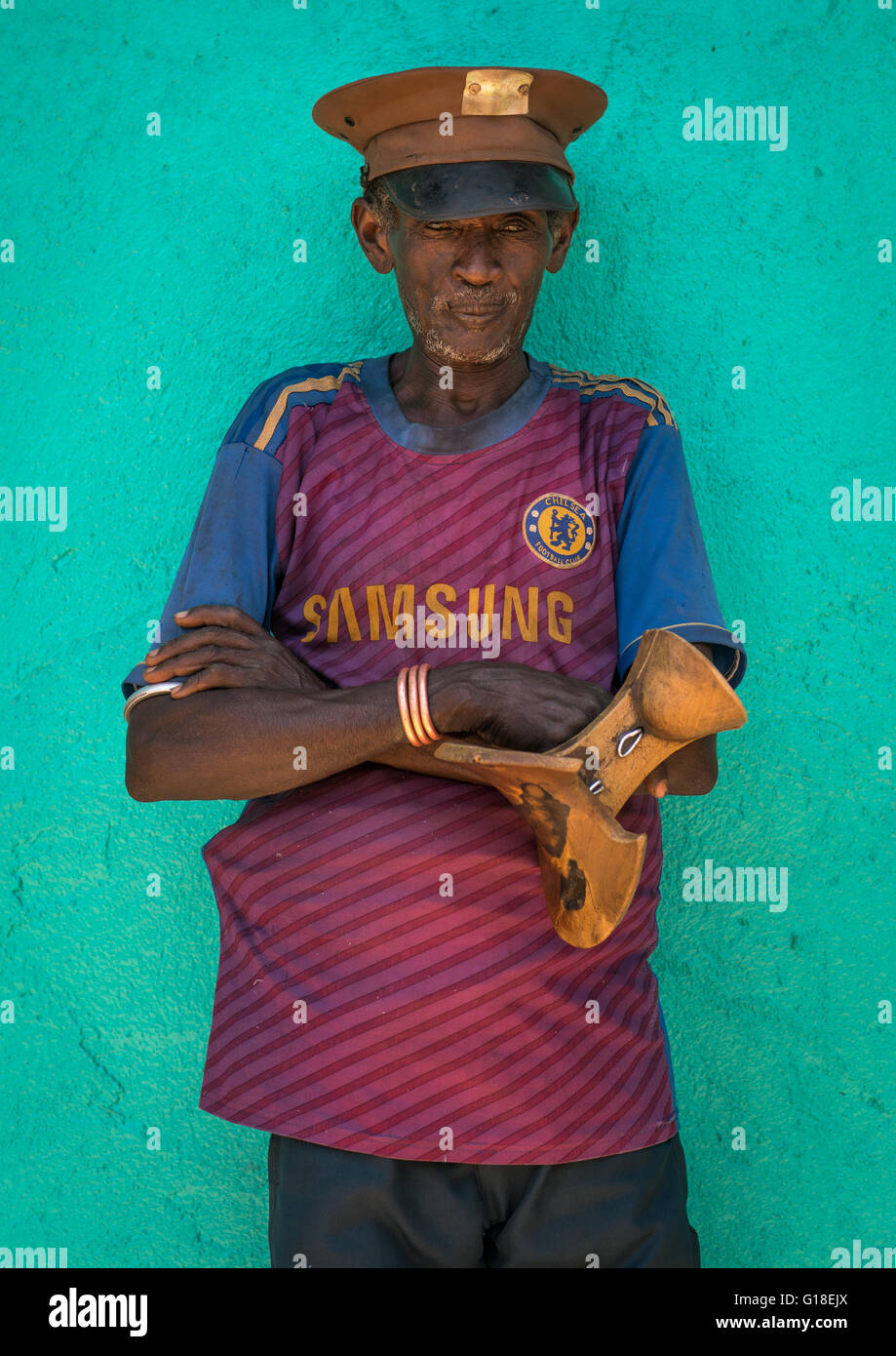 portrait-of-a-hamer-tribe-old-man-with-chelsea-football-shirt-omo-G18EJX.jpg