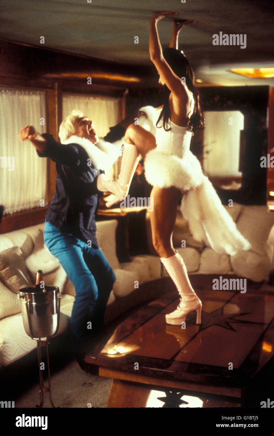Красивая Деми Мур танцует горячий стриптиз в кино