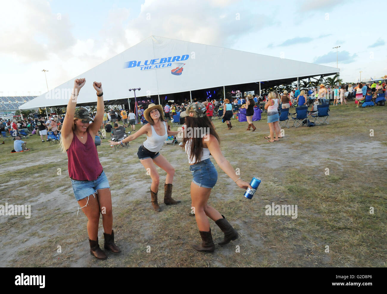 Daytona Beach, Florida, USA. 27th May, 2016. Girls dance to the music