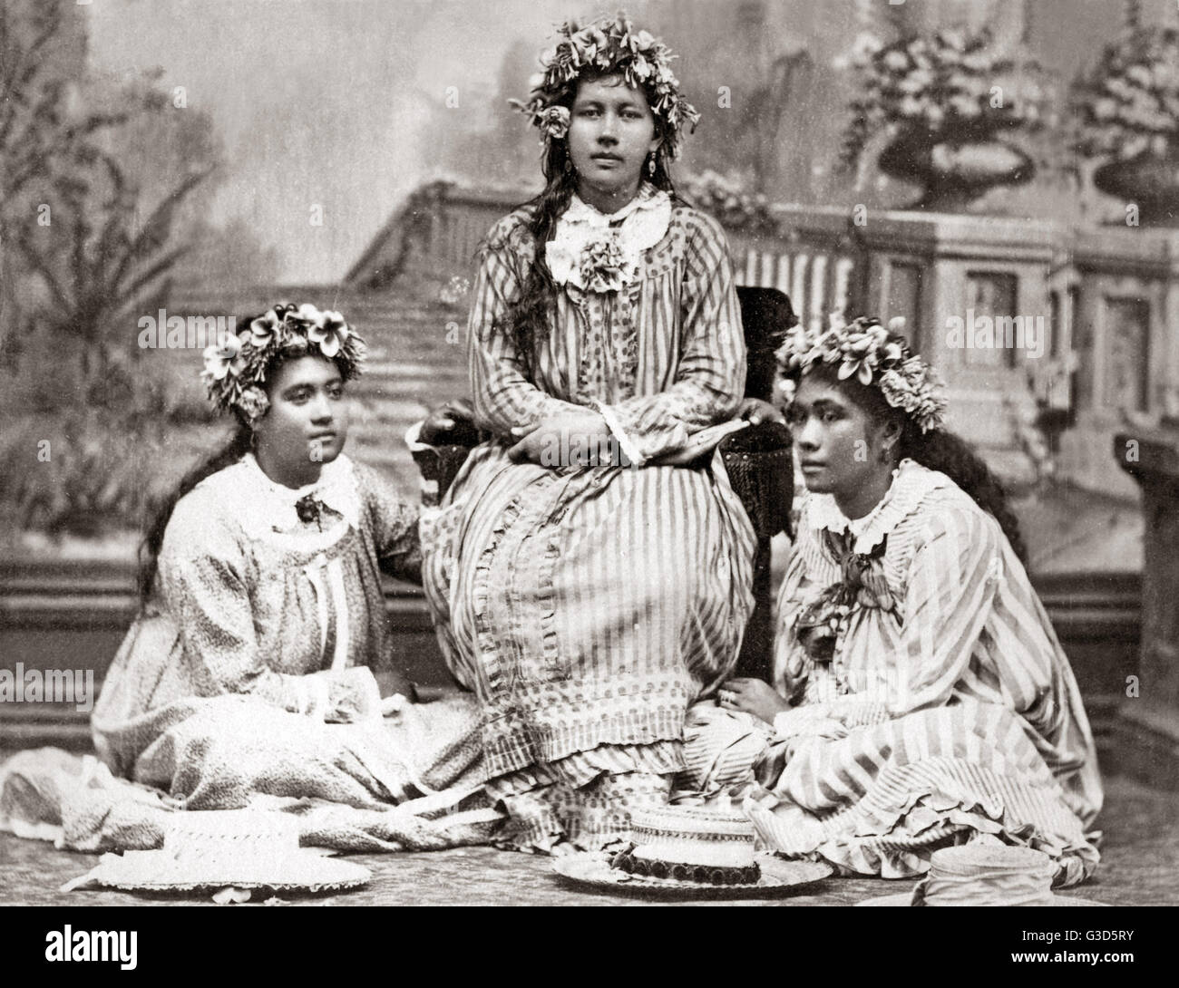 Circa 1880 | Vintage photos women, Victorian photos 