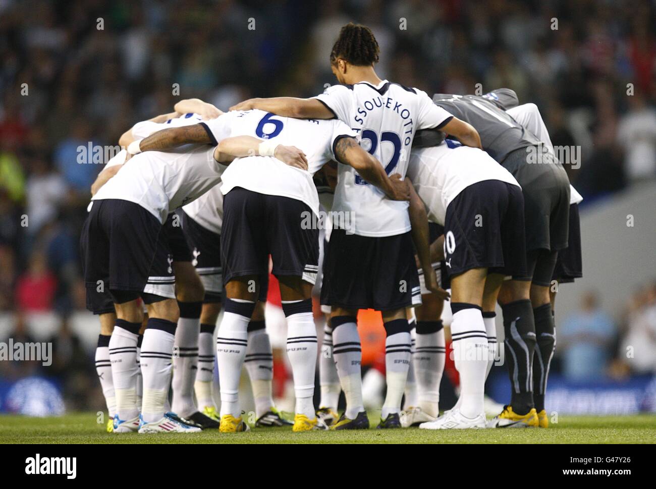 Tottenham Hotspur Players In A Pre Match Huddle Hi Res Stock