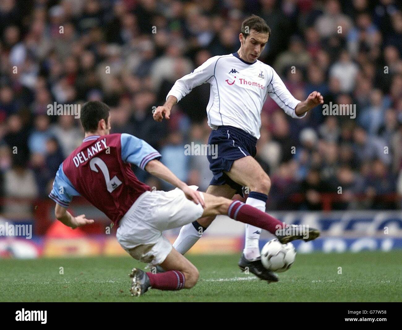 Football Action Tackling Spurs Hi Res Stock Photography And Images Alamy