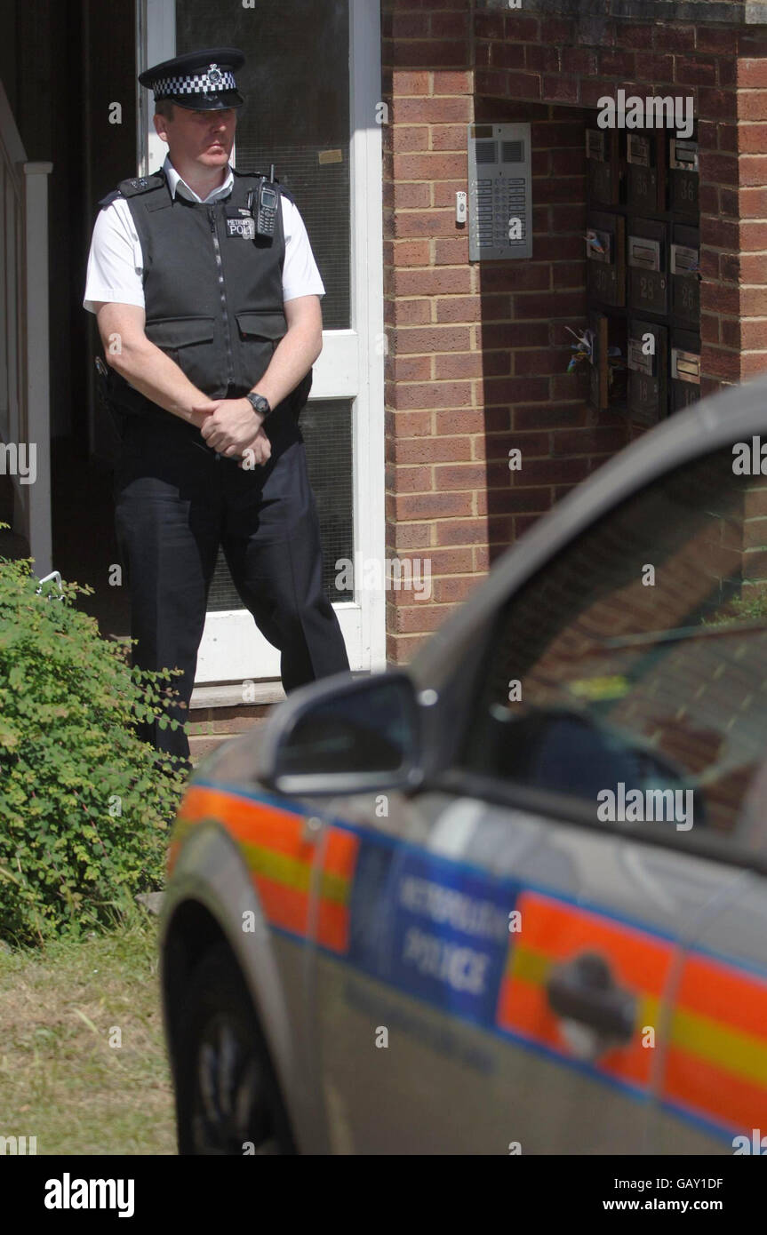 Police Officer Guard Outside The Flats In Stirling Gardens Hi Res Stock