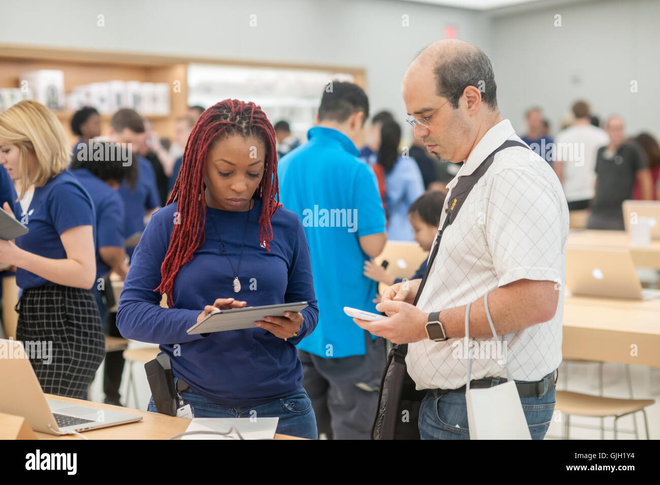 new-york-usa-16th-august-2016-apple-enthusiasts-and-visitors-in-the-GJH1Y4.jpg