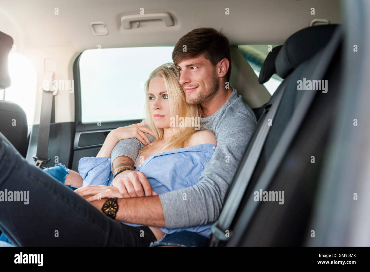 30-ти летняя блондинка трахается раком и в разных позах на заднем сиденье такси
