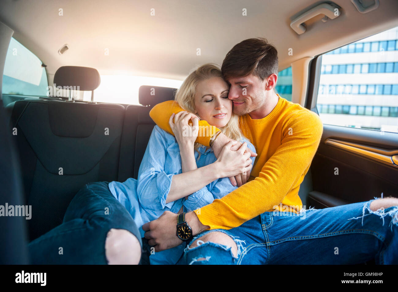 Блондинка коротком платье трахается с мужиком на заднем сидении такси