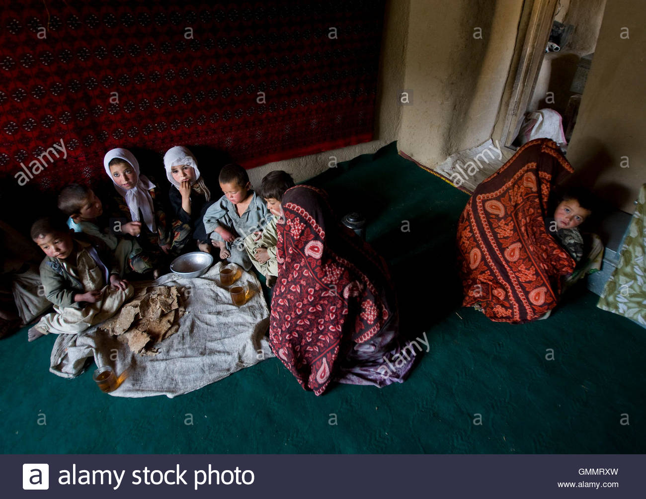 Afghan children (l) who lost their mother due the complications of ...