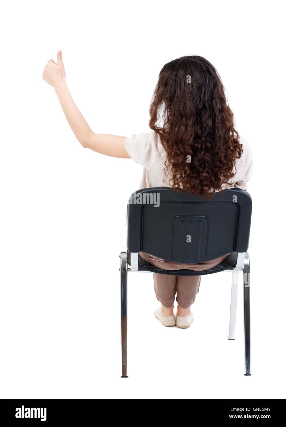 Зрелая женщина сидит голая на стуле 