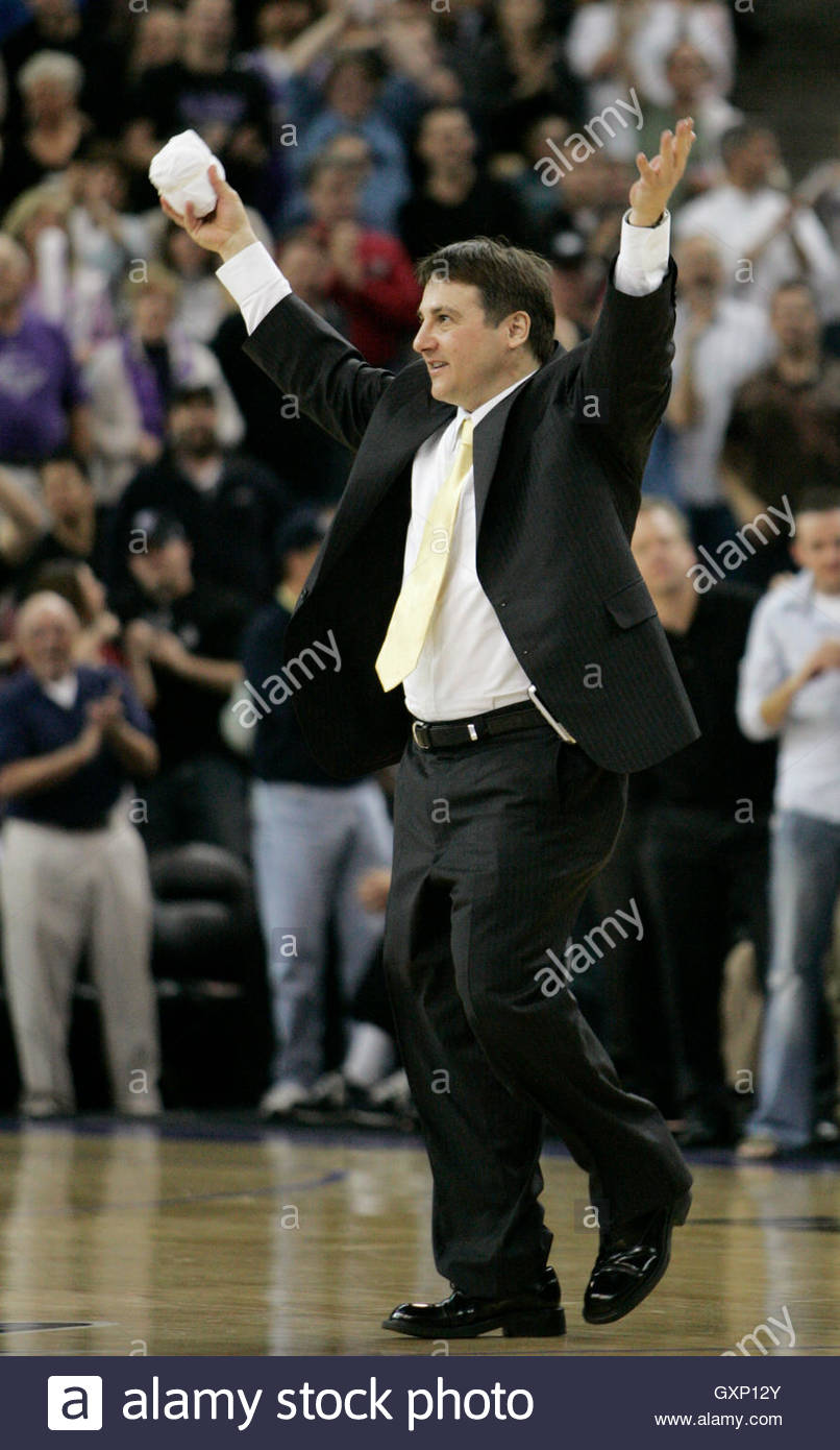 Sacramento Kings owner Gavin Maloof gets the crowd cheering during