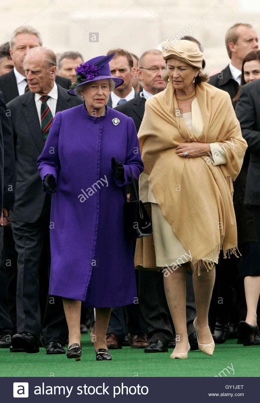 britains-queen-elizabeth-and-belgiums-queen-paola-r-leave-tyne-cot-GY1JET.jpg