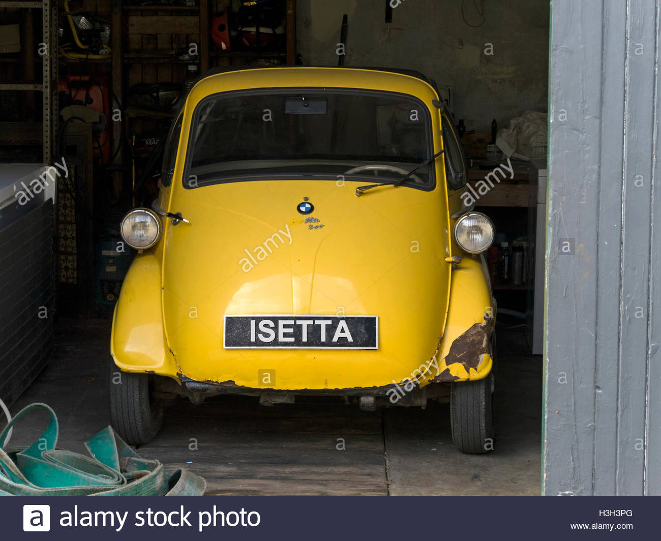old-yellow-bmw-isetta-bubble-car-in-gara