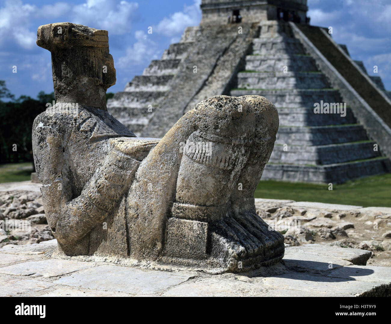 mexico-yucatan-chichen-itza-chac-mool-statue-tablespoon-castillo-maya-H3T9Y9.jpg