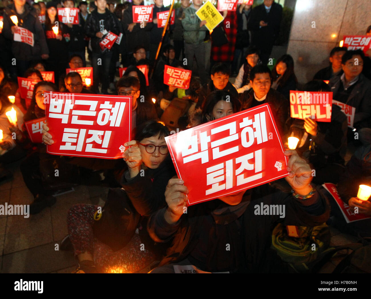Seoul, South Korea. 3rd Nov, 2016. Protesters hold a candlelight Stock