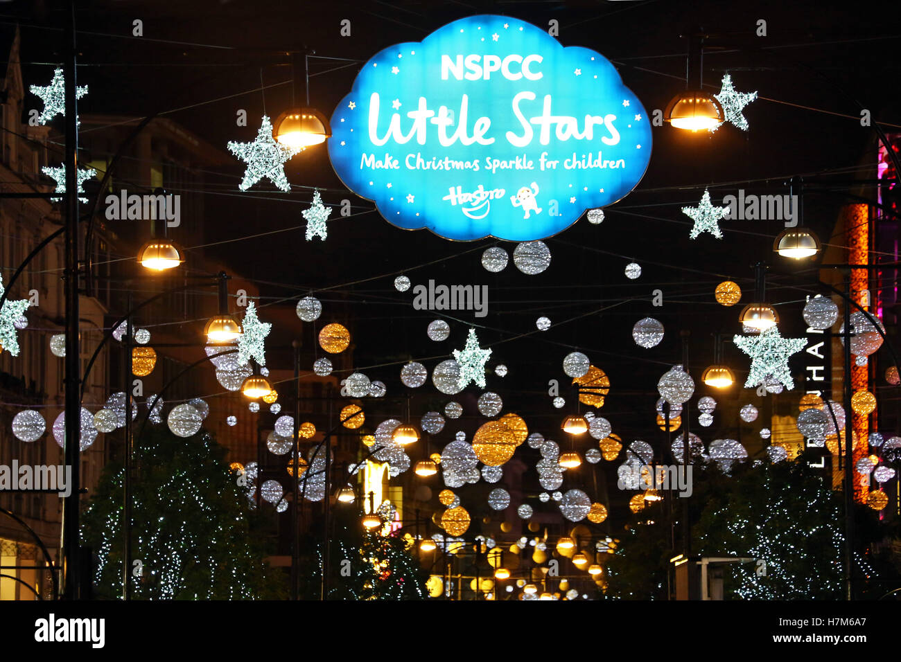london uk 6th nov 2016 the oxford street christmas london uk 6th nov 2016 the oxford street christmas