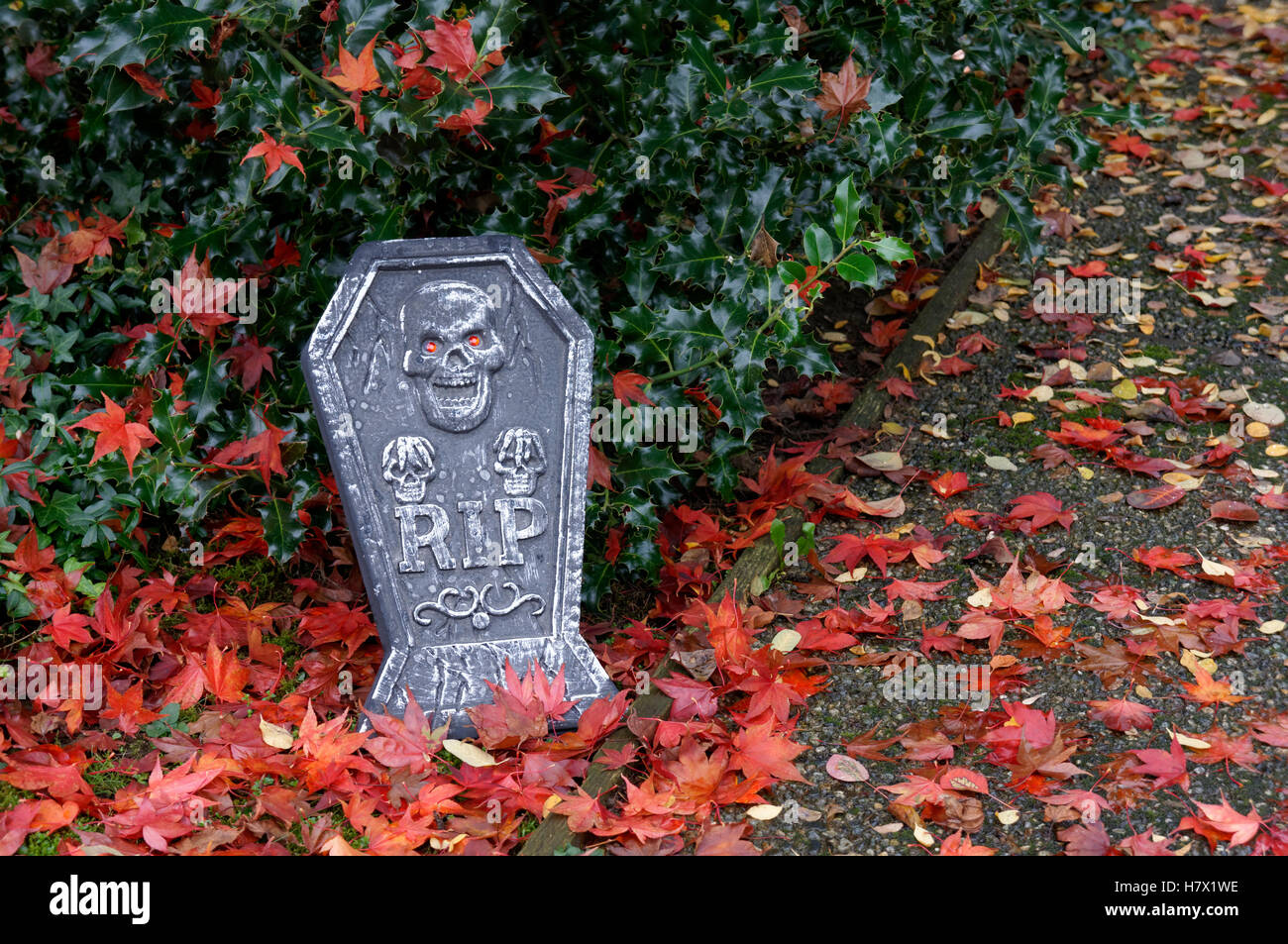 halloween-tombstone-decorated-with-skull