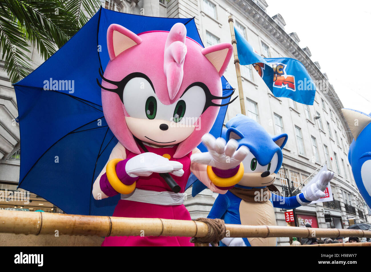 London, UK. 20 November 2016. Amy Rose and Sonic the Hedgehog. The Stock Photo ...1300 x 956