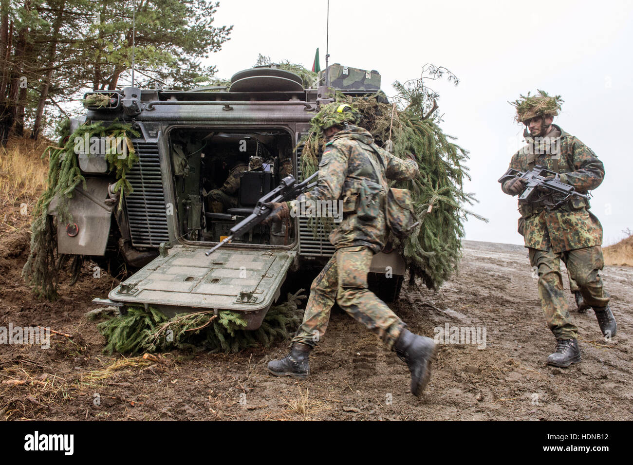 Grafenwoehr, Germany. 14th Dec, 2016. Soldiers of the German Military