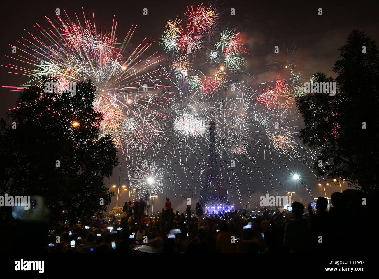 lahore pakistan 01st jan 2017 fireworks light the sky lahore pakistan 01st jan 2017 fireworks light the sky