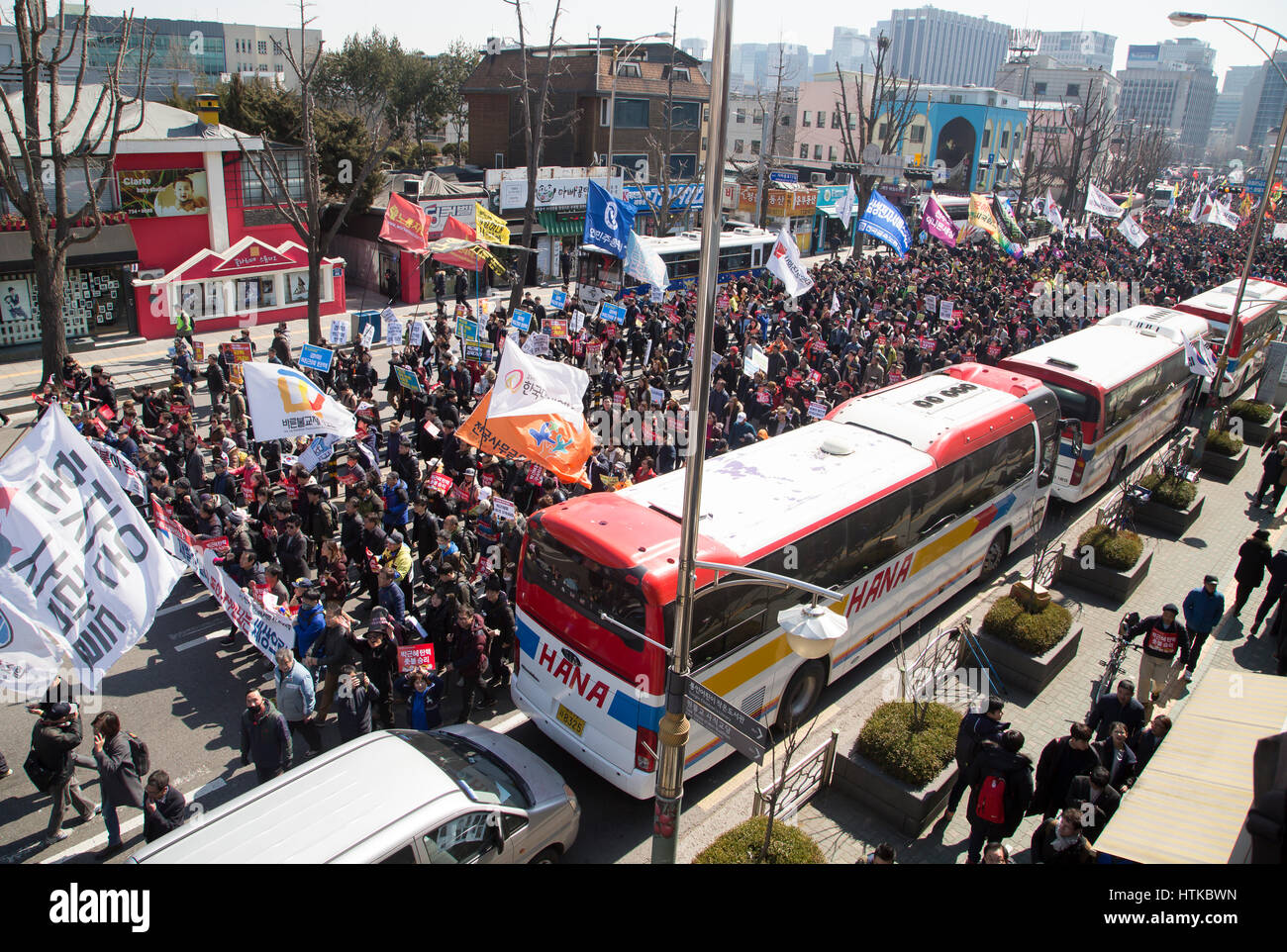 south korea politics, mar 10, 2017 : people march toward south korea politics, mar 10, 2017 : people march toward