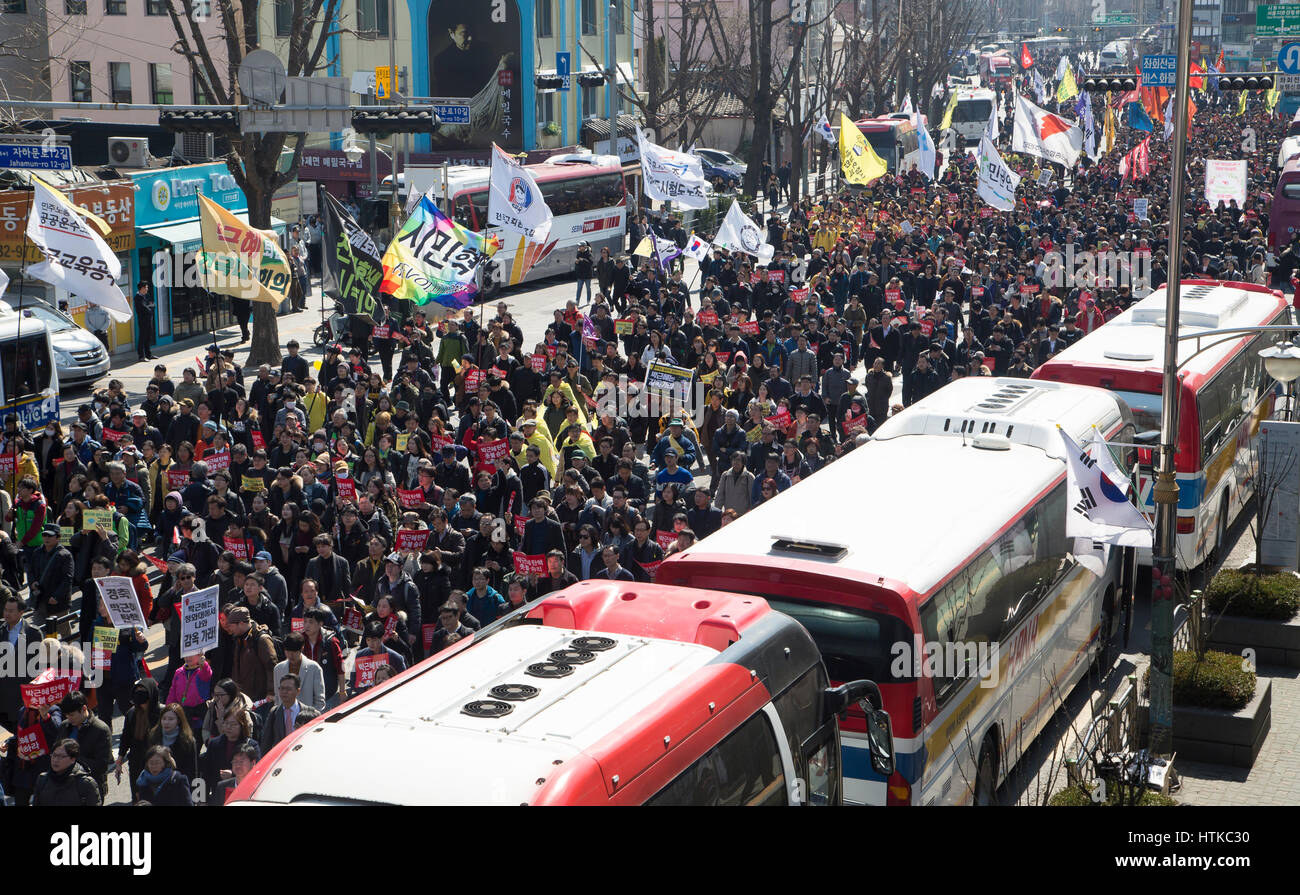 south korea politics, mar 10, 2017 : people march toward south korea politics, mar 10, 2017 : people march toward