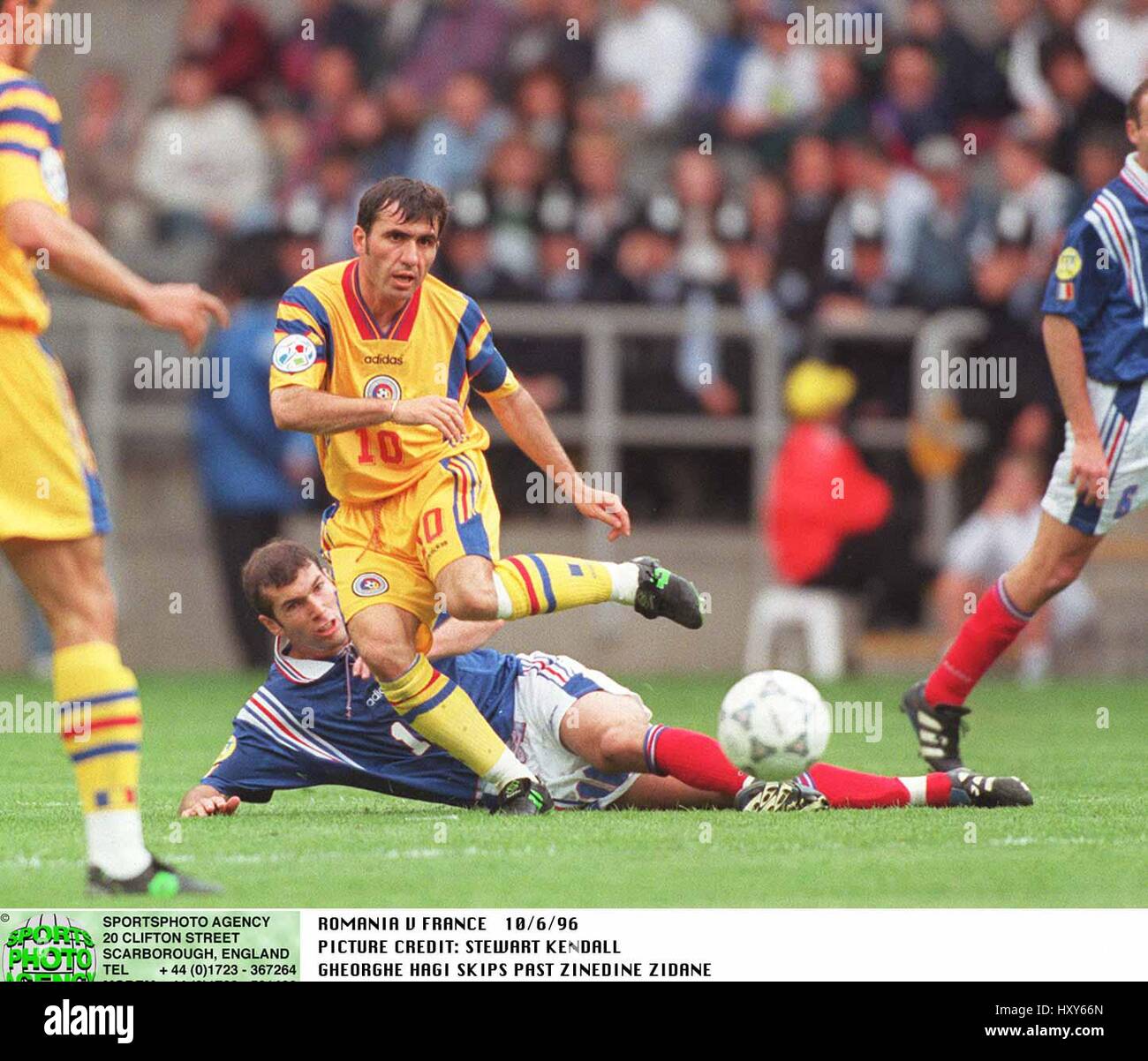hagi-zinadine-zidane-romania-v-france-10-june-1996-HXY66N.jpg