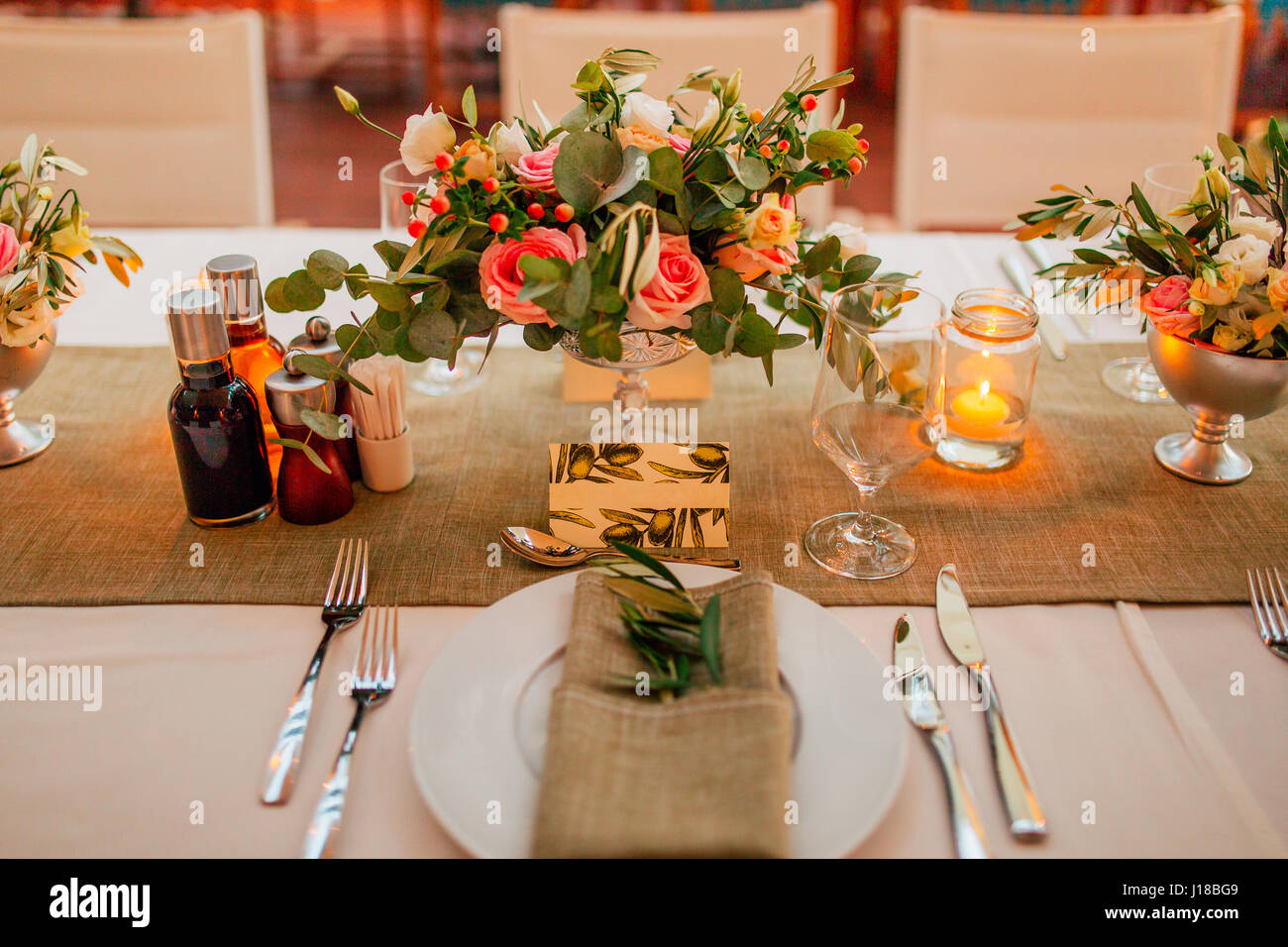 Flower Compositions On The Wedding Table In Rustic Style Decorations With Their Own Hands Flower Compositions On The Wedding Table In Rustic Style Decorations With Their Own Hands