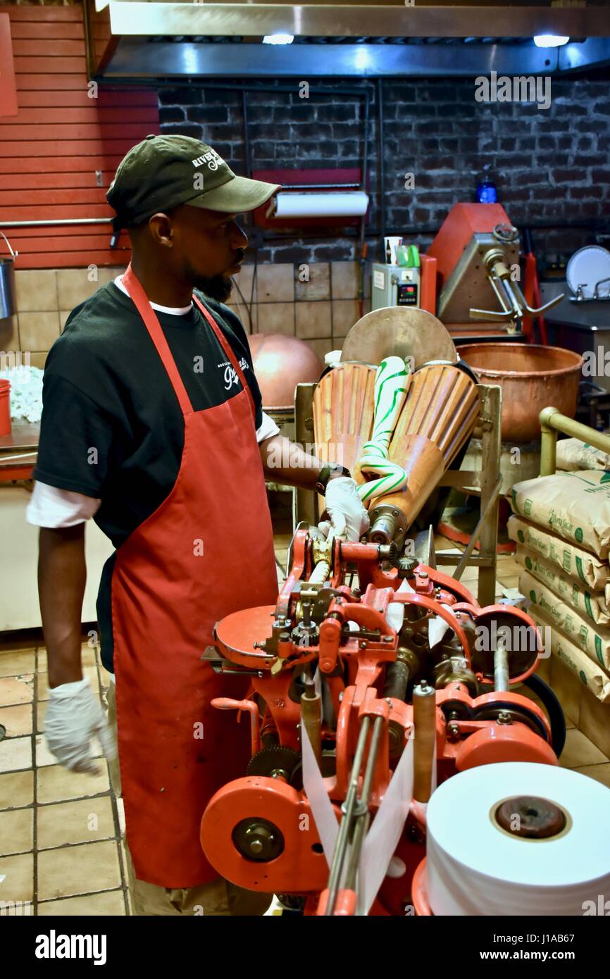 Making Salt Water Taffy At The Savannah Candy Kitchen Stock Photo