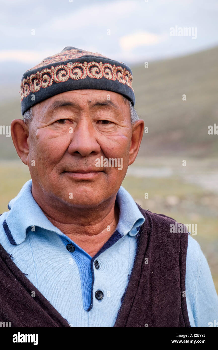 asia-western-mongolia-mongolian-man-wear